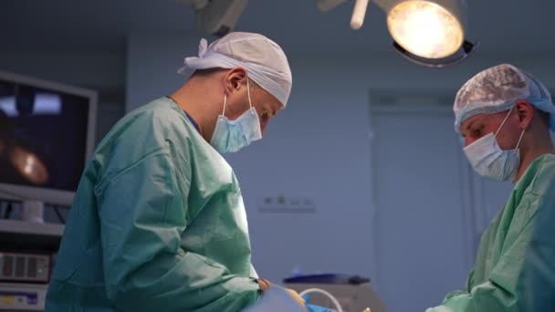 Cirujano Masculino Sosteniendo Fórceps Habla Con Enfermera Ella Viene Ayudar — Vídeos de Stock
