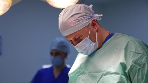 Опытный Хирург Кепке Маске Смотрит Пациента Свысока Вид Снизу Осветительное — стоковое видео