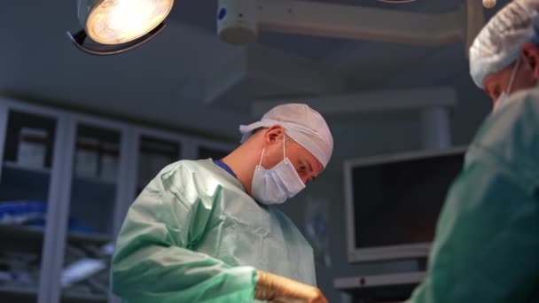 Zkušený Chirurg Provádějící Chirurgický Zákrok Moderních Klinikách Doktor Používá Elektrický — Stock video