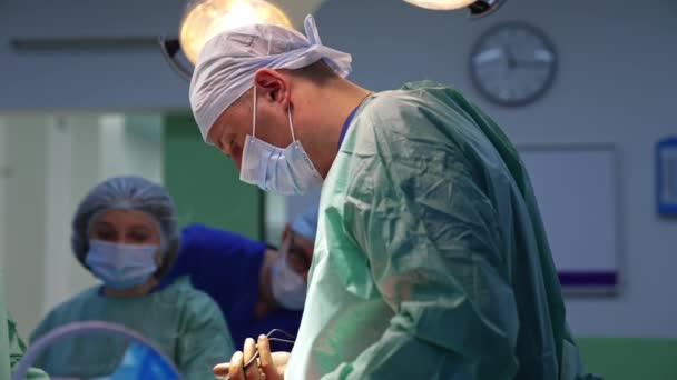 Dokter Kaukasia Membungkuk Atas Pasien Menggunakan Perangkat Listrik Dan Menyerahkannya — Stok Video