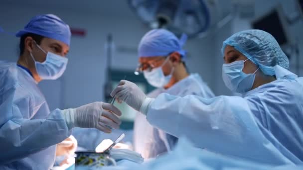 Enfermera Pasando Los Instrumentos Cirujano Operatorio Médico Gafas Dispositivo Trabajando — Vídeo de stock