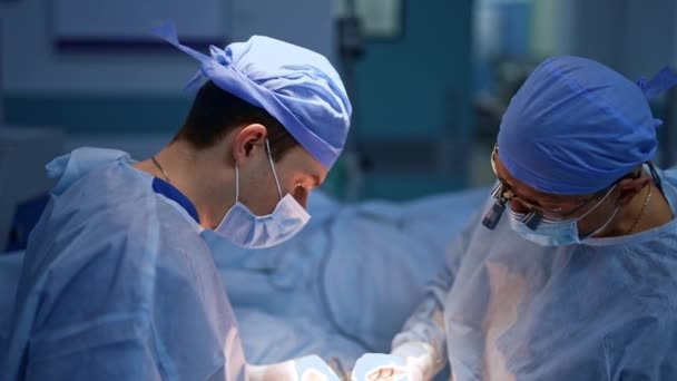 Сотрудничающие Хирурги Используют Металлические Инструменты Работе Врачи Выполняют Операцию Лампой — стоковое видео