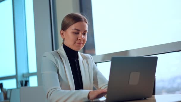 Klidná Běloška Sedící Stolem Pracující Laptopu Obchodní Žena Píše Počítači — Stock video