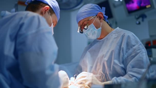 Calma Médicos Confiados Utilizando Herramientas Operación Quirúrgica Cirujanos Profesionales Trabajando — Vídeo de stock