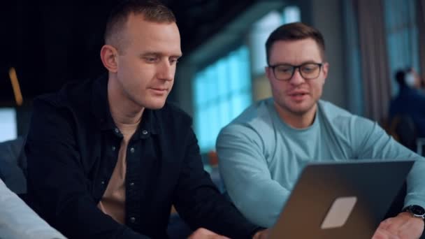 Zwei Junge Männer Sitzen Drinnen Vor Dem Laptop Geschäftsleute Diskutieren — Stockvideo