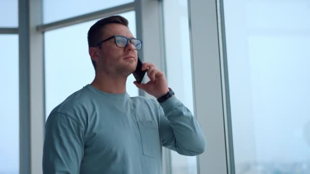 Mann Mit Brille Versucht Jemanden Telefon Erreichen Mann Beginnt Das — Stockvideo