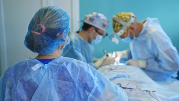 Zadní Pohled Chirurgickou Sestru Která Pomáhá Dvěma Chirurgům Operaci Zdravotnice — Stock video