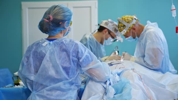 Infirmière Debout Dos Caméra Regardant Travail Deux Chirurgiens Coopérants Médecins — Video