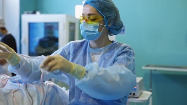 Уніфікована Медична Медсестра Жовтих Газах Очищає Інструмент Фахівець Передає Чистий — стокове відео