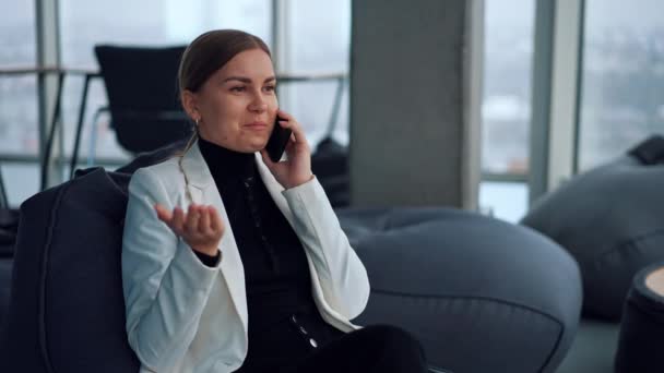 Mulher Fazer Uma Pausa Trabalho Falar Telefone Relaxado Sorridente Senhora — Vídeo de Stock
