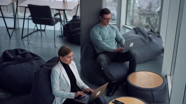 Jóvenes Modernos Que Trabajan Ambiente Relajado Hombre Mujer Sentados Sillas — Vídeo de stock