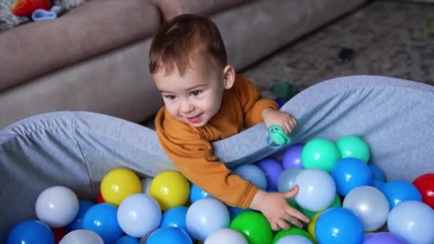 Uroczy Chłopczyk Dotykający Jaj Miękkiej Miseczce Białe Dziecko Trzymające Smoczek — Wideo stockowe