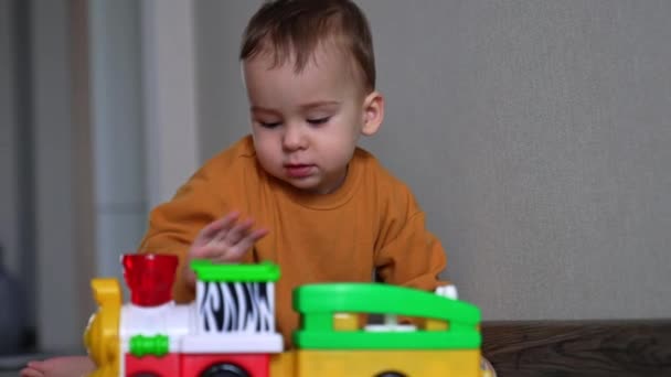 Ładny Biały Maluch Bawiący Się Zabawkowym Samochodem Dziecko Trzymające Smoczek — Wideo stockowe
