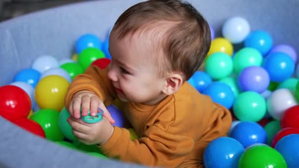 Băiețel Vesel Stând Bazin Uscat Zâmbind Adorabil Copilul Minunat Încearcă — Videoclip de stoc