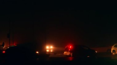 Trafik ışıklarının yanmadığı yollarda zor ve tehlikeli trafik. Şehirdeki gece vakti bilinç kayıpları.