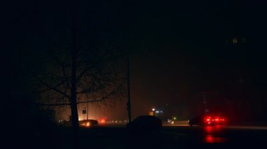 Kesinti anında şehir karanlığa gömüldü. Rus elektrik santrallerine yapılan Rus saldırılarından sonra Ukrayna gerçekliği. Gece yollarda trafik vardı..