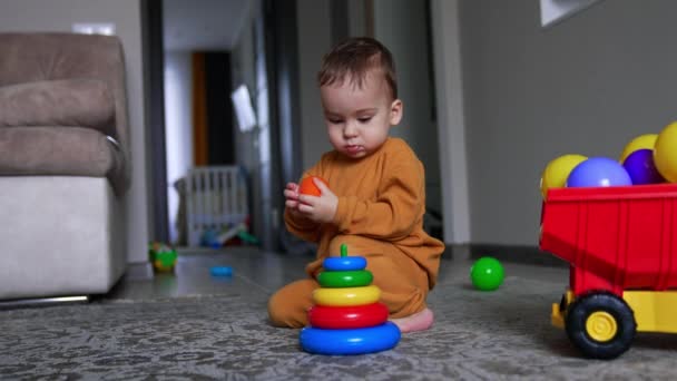 Ребенок Сидел Полу Играя Игрушечной Пирамидой Мальчик Года Играет Дома — стоковое видео