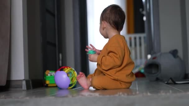 Καλό Παιδί Κάθεται Στο Πάτωμα Παιχνίδια Του Δίπλα Αγοράκι Αρχίζει — Αρχείο Βίντεο