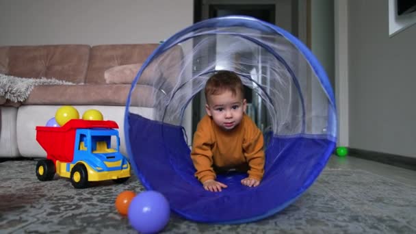 Beau Bébé Garçon Rampant Par Tunnel Jouets Dans Chambre Joyeux — Video