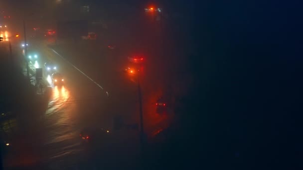 Ciemne Mgliste Noce Mieście Bez Prądu Transport Poruszający Się Autostradą — Wideo stockowe