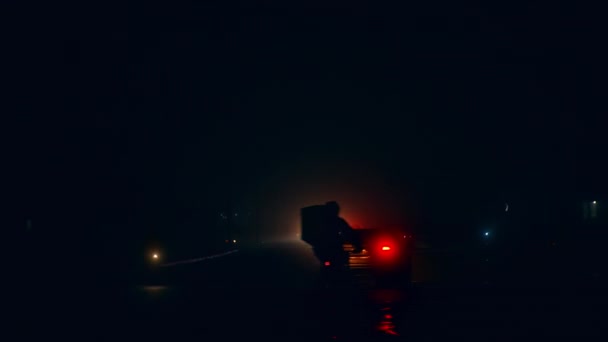 Gece Karanlığında Elektrik Kesintisi Arabalar Bisikletler Fenerli Yayalar Karanlık Yollarda — Stok video