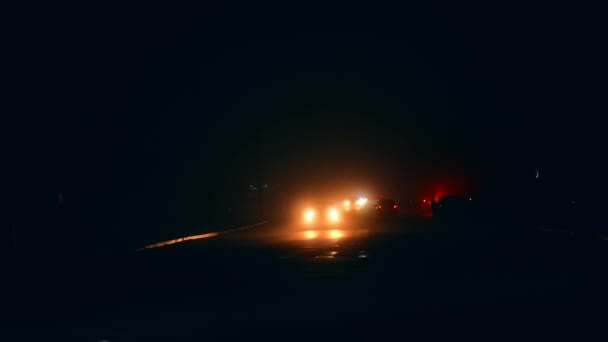 夜間の交通ライトを働かせない車の道 停電で街でゆっくり運転する車両 — ストック動画