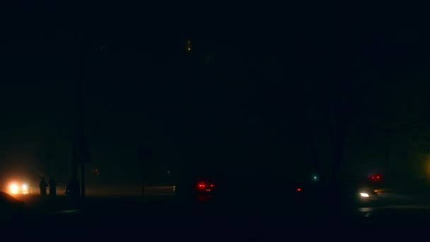 Люди Транспорт Движутся Темному Городу Ночью Время Отключений Электричества Черные — стоковое видео