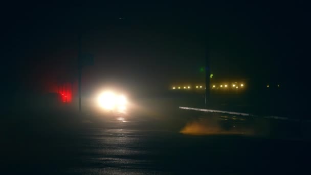 Jasne Światło Dochodzące Reflektorów Samochodu Nie Widzianego Ciemności Miasta Zaciemnieniu — Wideo stockowe
