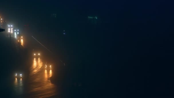 街に権力はない 道路に沿ってゆっくりと1つずつ移動するライト付きの車 夜間のブラックアウト時間 — ストック動画