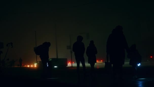 乌克兰的战时停电 夜间沿街移动的人的黑暗轮廓 — 图库视频影像