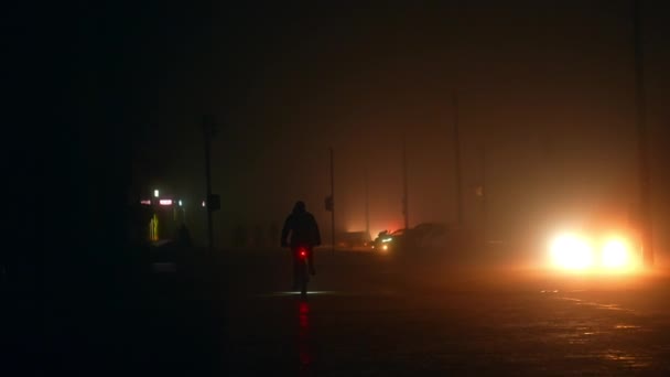 Muž Jezdí Noci Kole Tmavé Ulici Během Výpadku Proudu Ukrajinská — Stock video