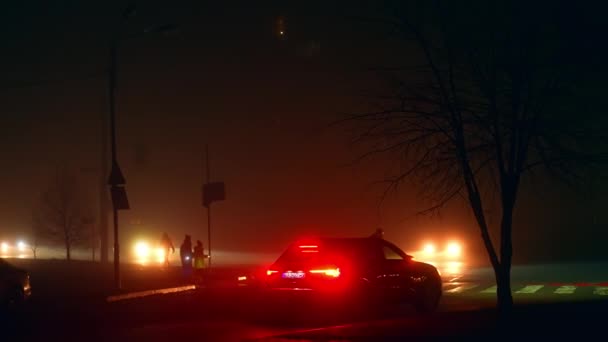 Czerwone Żółte Światła Reflektorów Samochodów Autostradach Nowoczesnego Miasta Okresie Zaciemnienia — Wideo stockowe