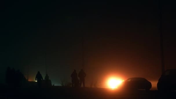 乌克兰市市民在停电时走在黑暗的道路上 夜间街灯的车头灯 — 图库视频影像