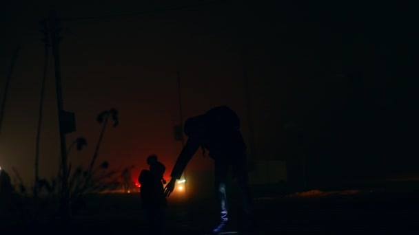Otec Baterkou Kráčí Svým Malým Dítětem Temné Ulici Během Odpojení — Stock video