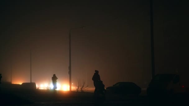 Українці Ходять Темних Вулицях Вночі Під Час Затемнення Туманна Холодна — стокове відео