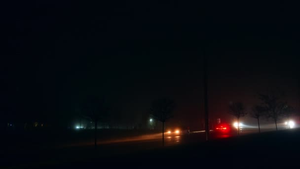 Ukrayna Şehirlerinde Zifiri Karanlık Dışarıdaki Tek Işık Kaynağı Araba Farları — Stok video