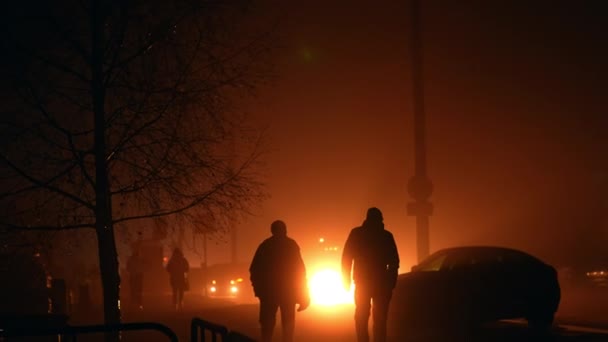 Siluety Lidí Světle Reflektorů Venku Výpadek Proudu Ukrajině Během Války — Stock video