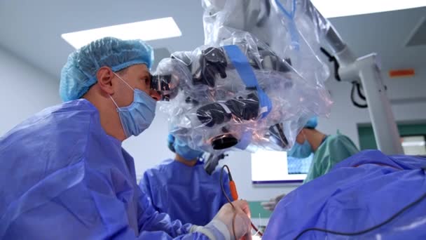 Лікарі Використовують Високоточний Мікроскоп Хірургії Професійний Тримач Електричного Пристрою Низький — стокове відео