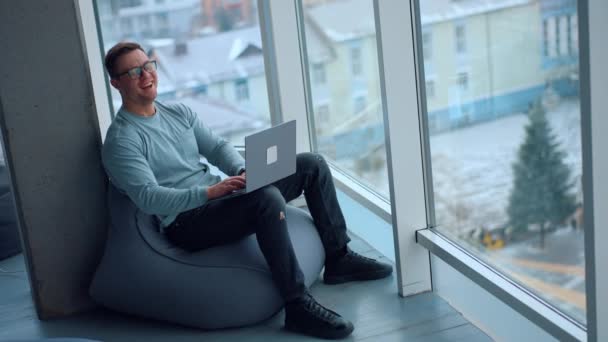 Condiciones Trabajo Confortables Oficina Moderna Feliz Joven Sentado Silla Bolsa — Vídeos de Stock