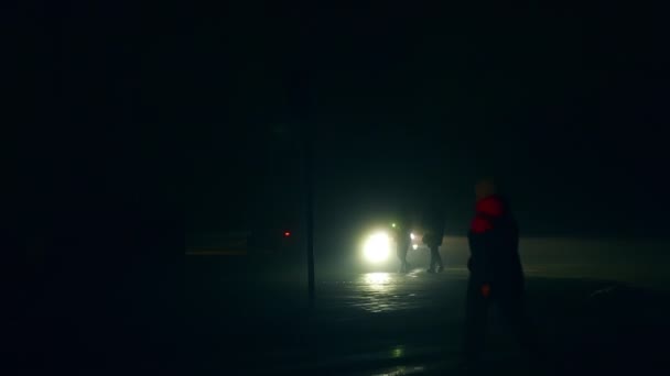 Peligroso Cruce Carreteras Período Apagón Gente Apenas Vista Oscuridad Camina — Vídeo de stock