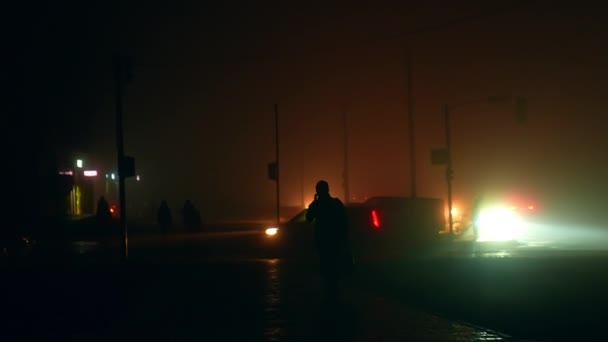 公民们在夜深人静的时候走在街上 因为停电而完全停电 交通聚光灯是室外唯一的光源 — 图库视频影像