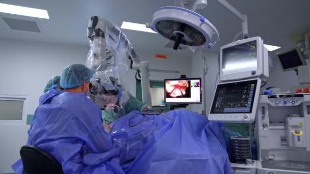 Neurocirurgia Contemporânea Realizada Com Uso Tecnologias Modernas Médicos Olham Para — Vídeo de Stock