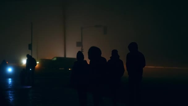 Silhouette Umane Che Muovono Strade Della Città Buia Durante Blackout — Video Stock