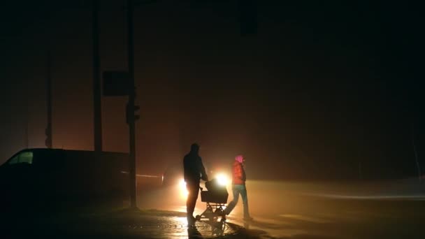 Familia Cărucior Pentru Copii Traversează Drumul Timp Întuneric Oraș Acoperit — Videoclip de stoc