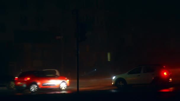 歩行者はフラッシュライトをオンにし 暗い通りを歩き 道路を横断する エネルギー停止中のウクライナの都市での夜の都市生活 — ストック動画