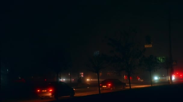 ウクライナにおけるロシアの侵略は 都市や長期停電の停電をもたらした 暗闇の中で通りを移動する人々と交通 — ストック動画