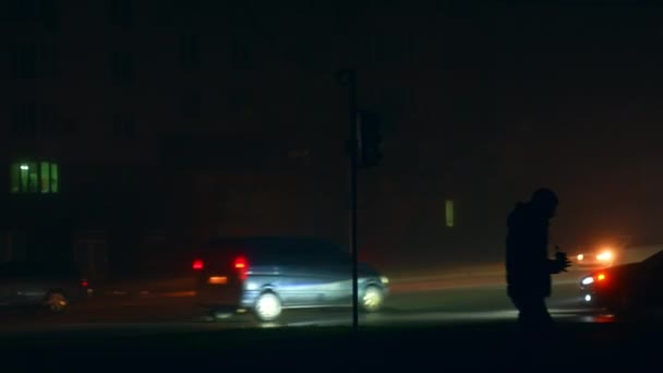 キエフのダークストリートのライトで走る車 電力不足により長時間停電 — ストック動画
