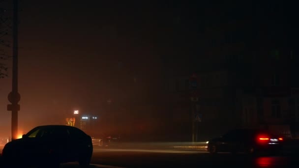 ウクライナの都市の車道の上の家の暗い窓 夜間に停電する時間 ウクライナのエネルギーシステムに対するロシアの侵略と攻撃の結果 — ストック動画