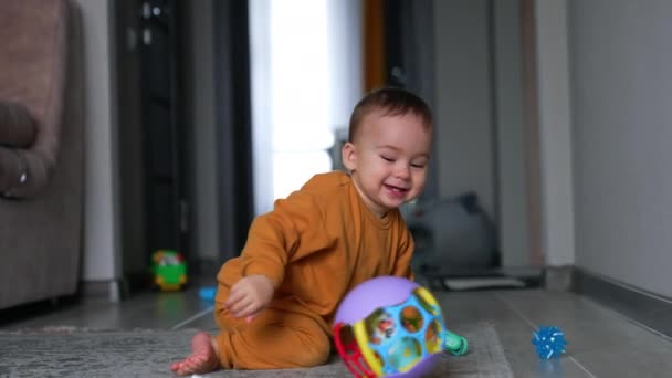 Urocze Uśmiechnięte Dziecko Bawiące Się Wesoło Piłką Mały Chłopiec Nie — Wideo stockowe