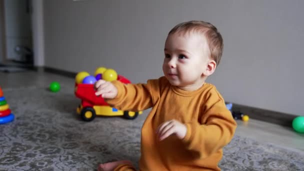 Tatlı Küçük Çocuk Ellerini Neşeyle Sallıyor Güzel Gülümseyen Bir Bebek — Stok video